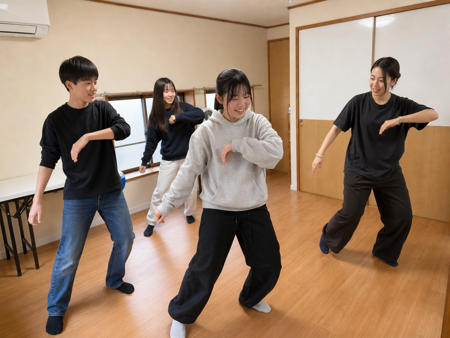 室内でダンスの練習をする中高生の様子
