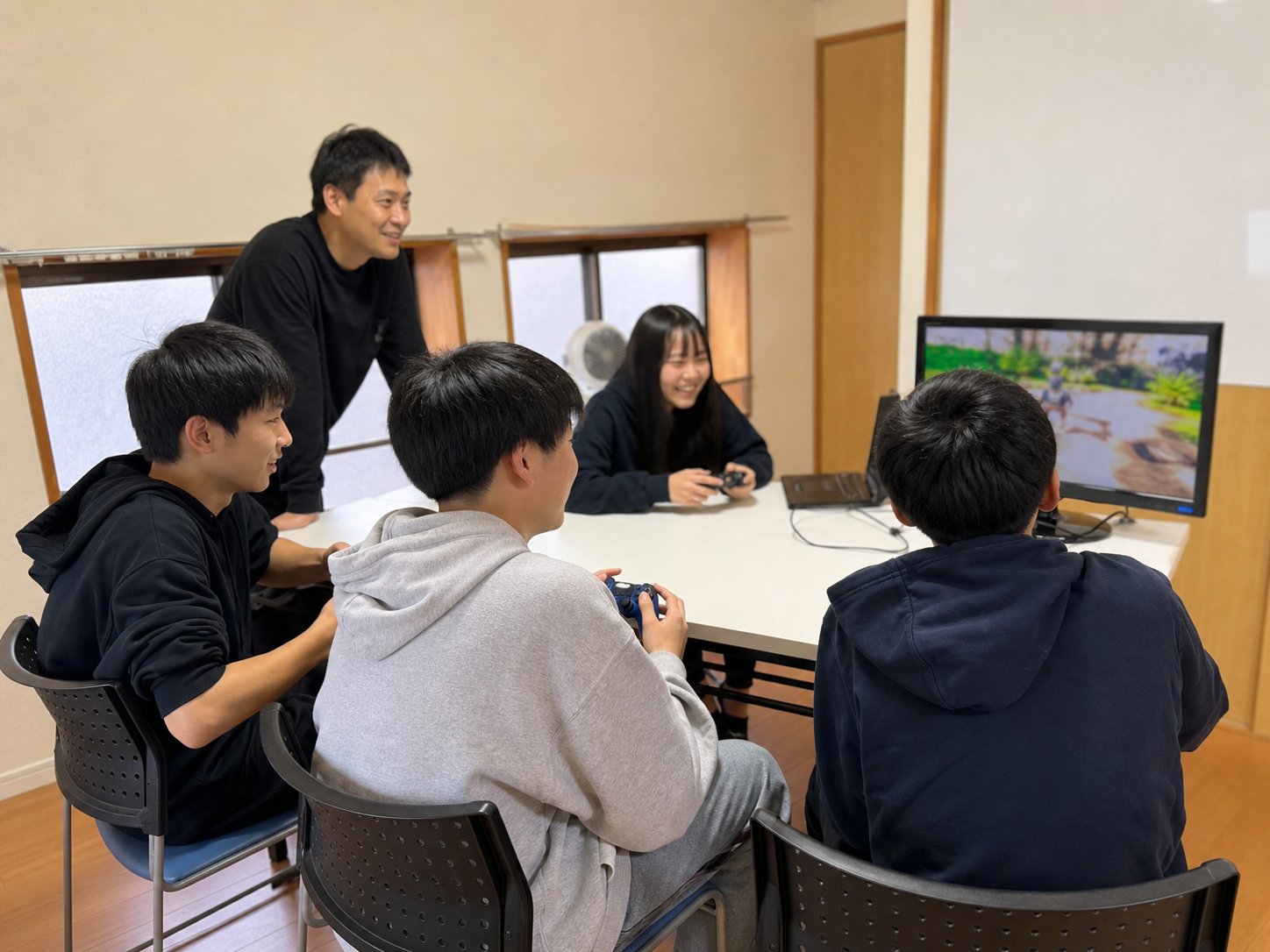地域の居場所でeスポーツを楽しむ中高生の様子