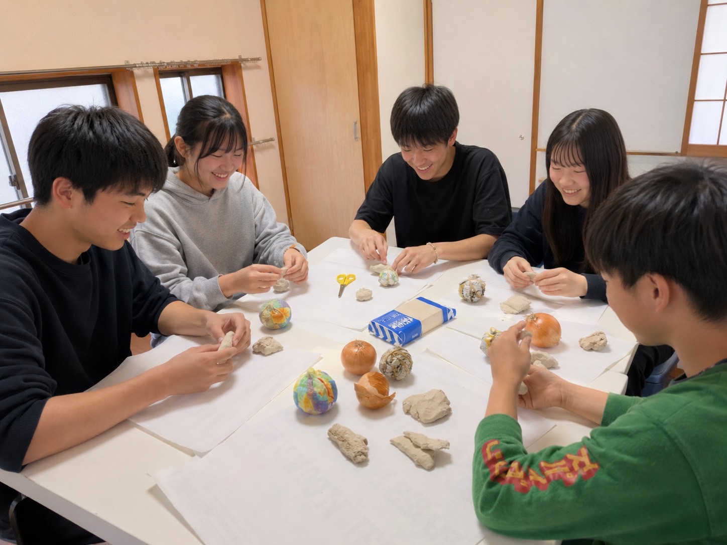 参加者がテーブルを囲んで制作活動をする様子